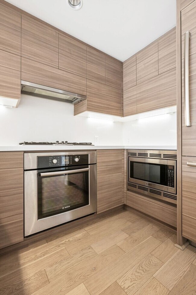 Building Photo - Stellar Denny Triangle Luxury Condo