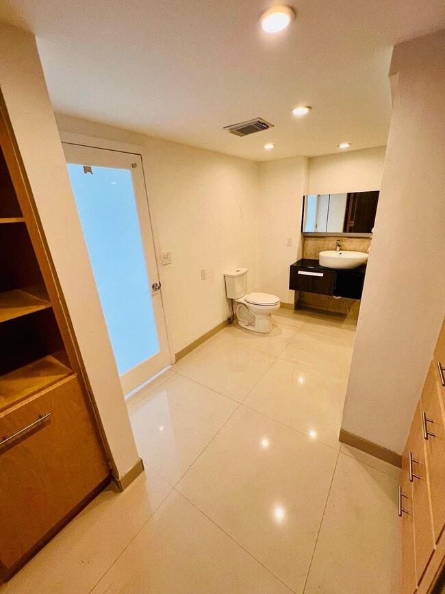 Building Photo - 1175 NE Miami Gardens Dr