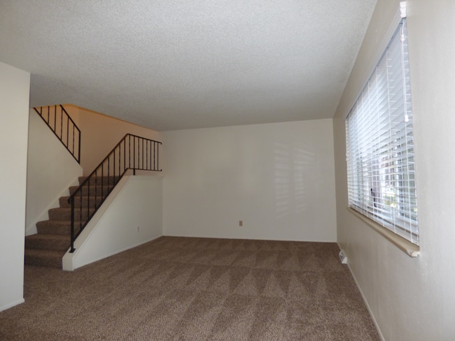 Building Photo - Spacious 2BR/2.5BA in Lakewood!