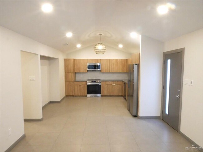 Building Photo - 23 Iris Ave