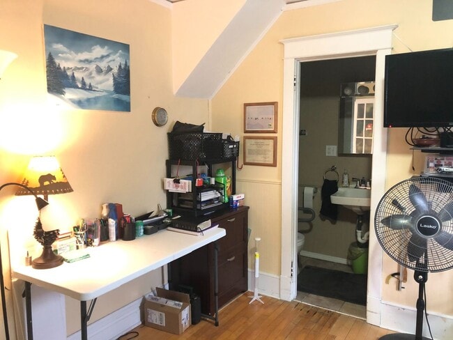 Building Photo - Large Five Bedroom Home in Lakeside!