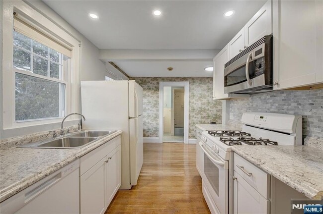 Building Photo - 348 Orchard Terrace
