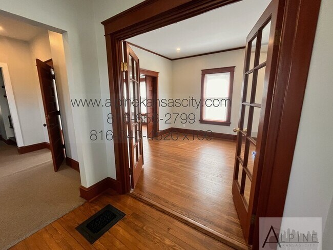 Building Photo - Cute HOUSE in Gillham Plaza, Gated Off Street Parking!