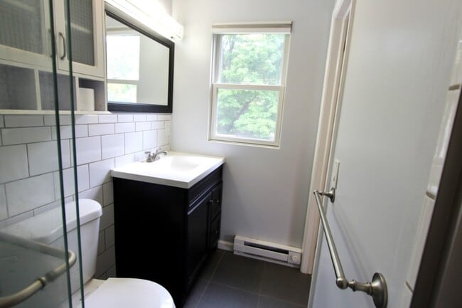 Building Photo - 4 Bedroom 3 Bath Well Kept House in West H...