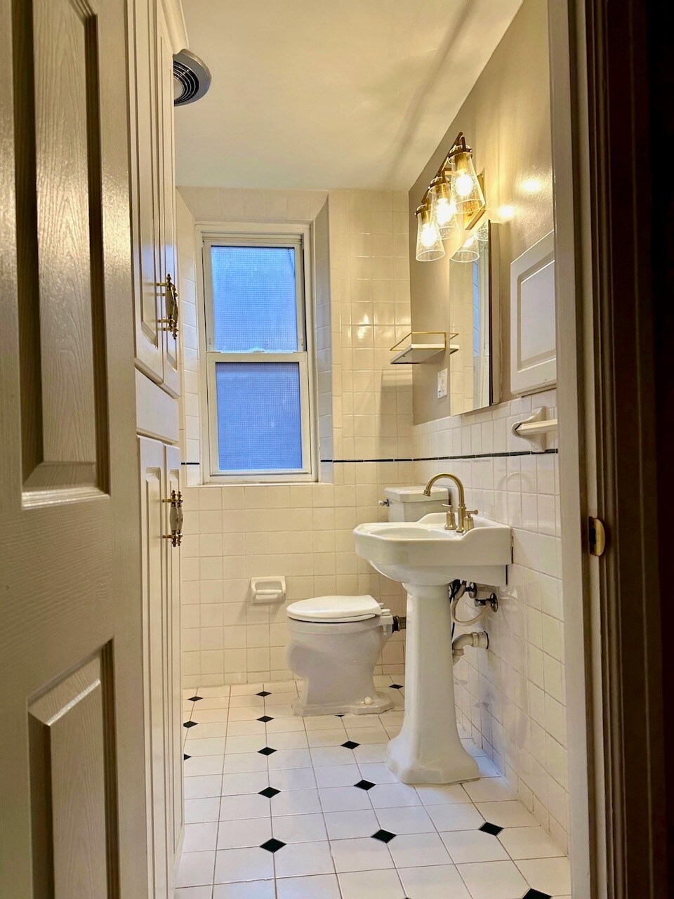 Building Photo - 408 S Hanley Rd