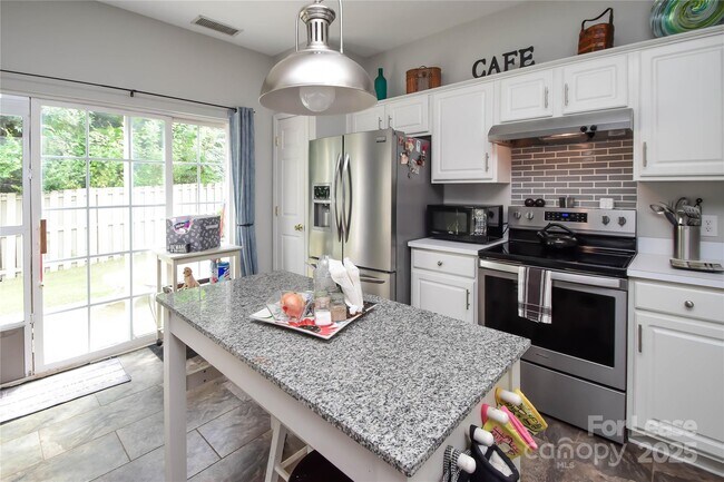 Building Photo - 2121 Kaybird Ln