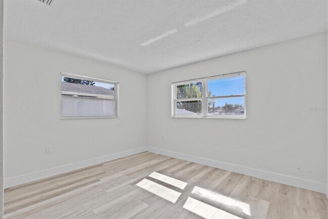 Building Photo - 310 Westwinds Dr E