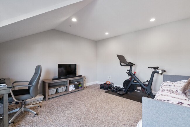 Building Photo - Luxury 3-Bedroom, 4-Bathroom House in Sout...