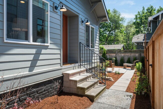 Building Photo - 6404 47th Ave SW