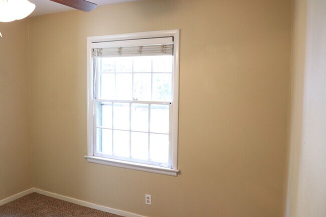 Building Photo - Charming 3-Bedroom + BONUS SUNROOM