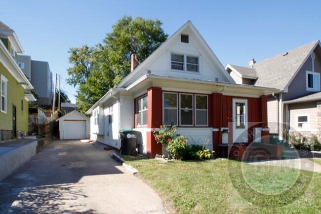 Building Photo - Spacious 4bd/2Ba Home