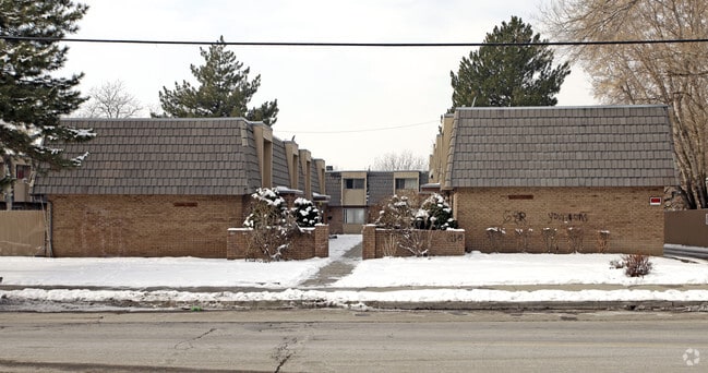 Primary Photo - Forest Creek Apartments