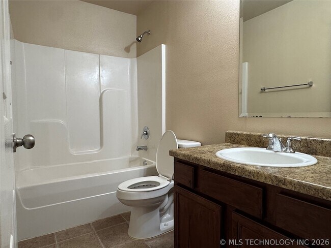 Building Photo - 14750 S Hickory Pl