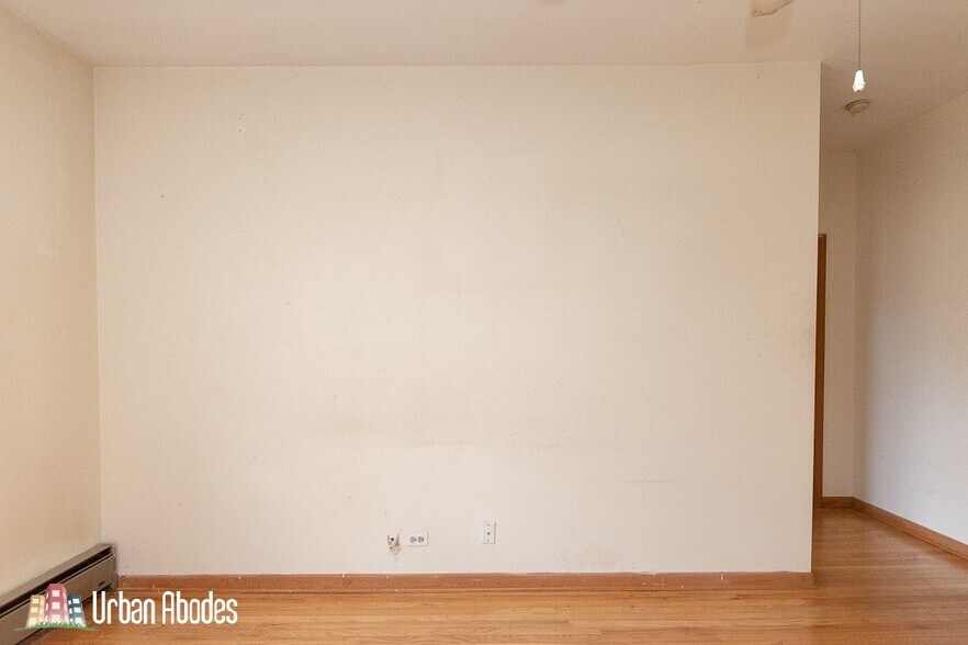 Building Photo - 633 W Barry Ave