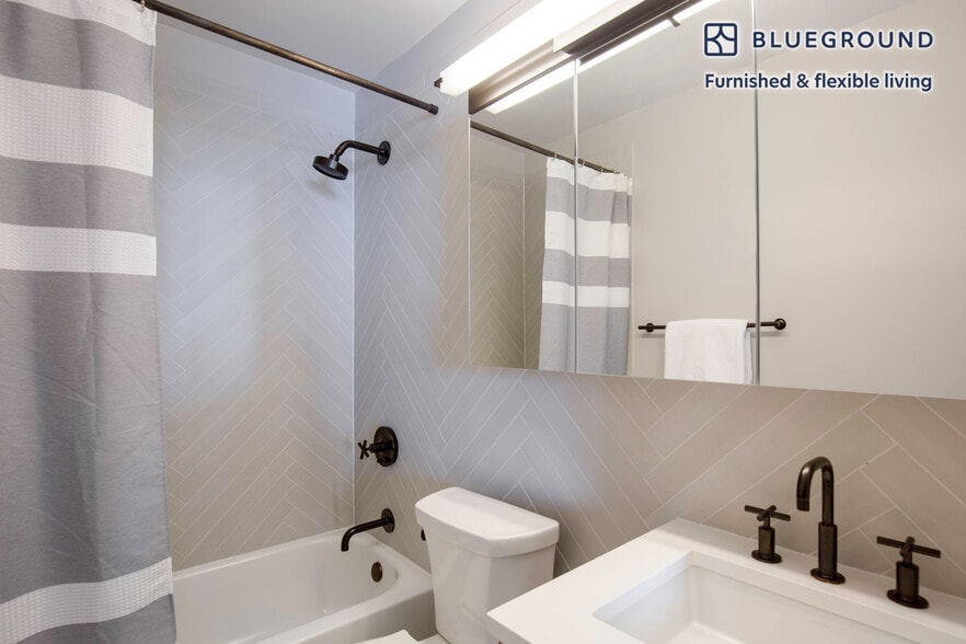 Building Photo - 560 W 43rd St