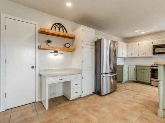 Building Photo - Beautiful 4 bedroom home. Country space, modern updates.