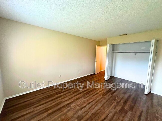 Building Photo - 670 Kenwick Cir