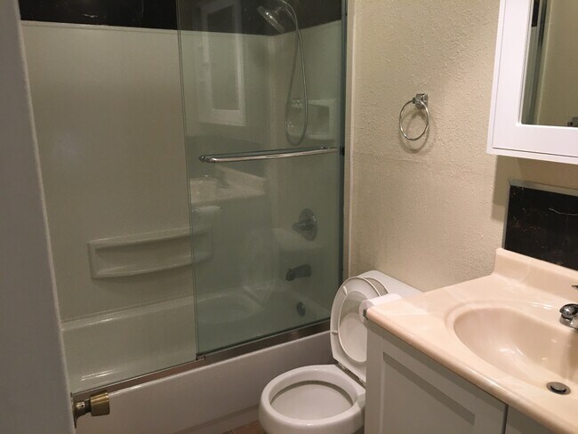 UPSTAIR'S BATH - 2820 Independence St