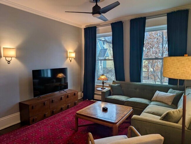 Building Photo - Stunning 3 bedroom main floor unit in prime Saint Paul location.