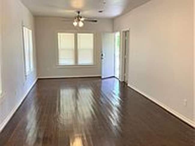 Building Photo - Available for May Move in!  Cute 2 bedroom 2 bathroom house near Downtown Bryan
