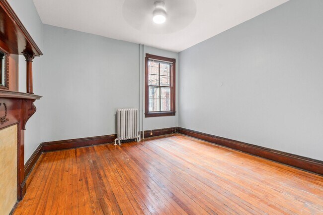 Building Photo - Spacious 6BR/2.5BA in CV AVAILABLE June 2026