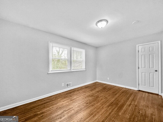 Building Photo - 440 Dartmouth Dr SW