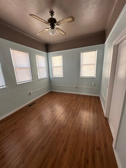Building Photo - 315 N Locke Ave