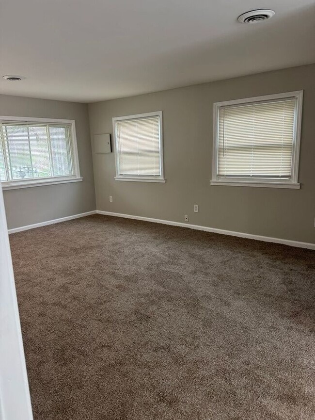 Building Photo - Nice 2 bedroom ranch with lake access