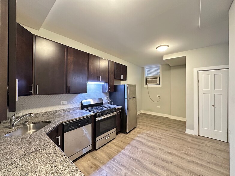 Building Photo - 712 W Brompton Ave