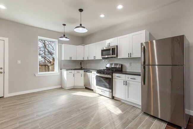 Building Photo - Newly Updated 2 bedroom 1 Bathroom House f...