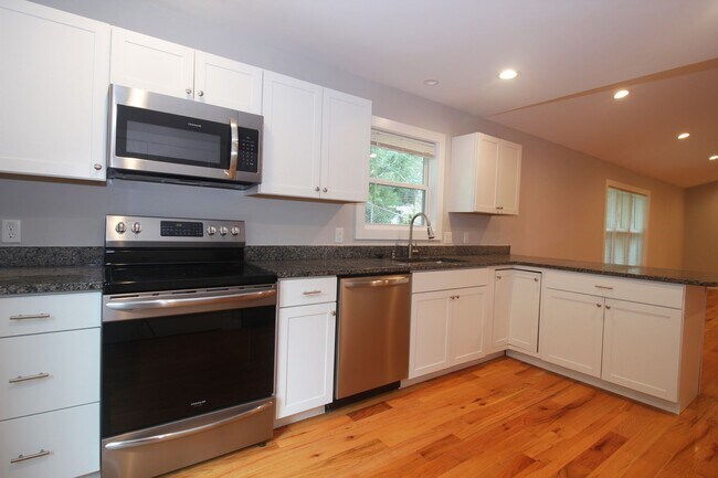 Building Photo - Newer Construction Close to Downtown Asheville