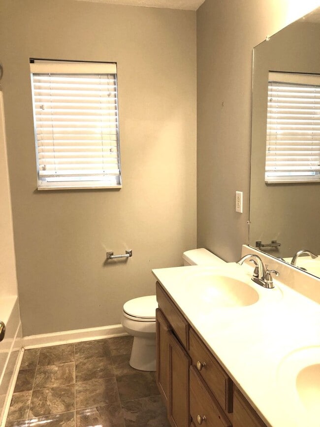 Building Photo - 4-Bedroom Home in Hendersonville!