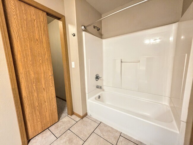 Building Photo - 606 Highland Ridge Dr