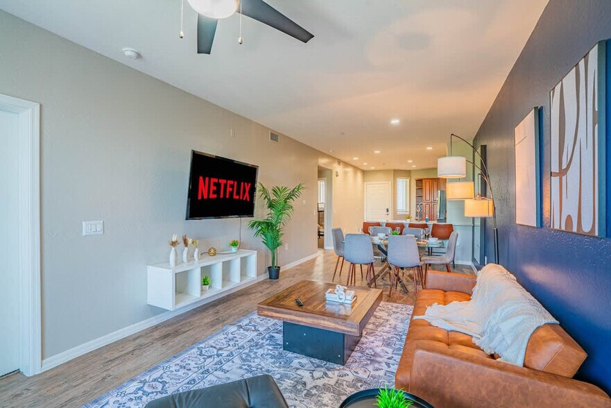 Building Photo - 1275 E University Dr