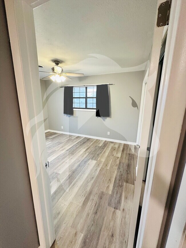 Building Photo - 2718 W Elm Ave