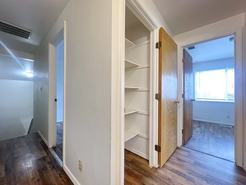 Building Photo - 10610 W Hinsdale St