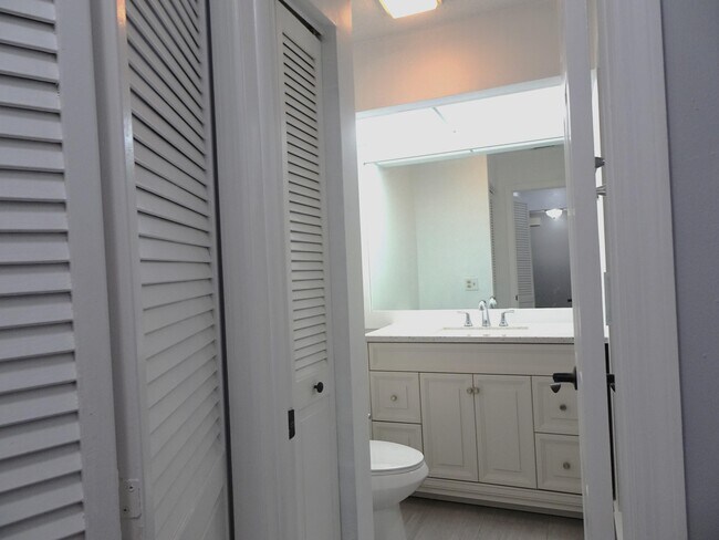 Building Photo - 12260 Sag Harbor Ct