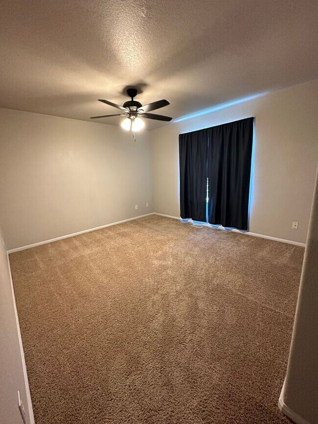 Building Photo - Beautiful 3 Bed 2.5 Bath Townhouse in NW F...