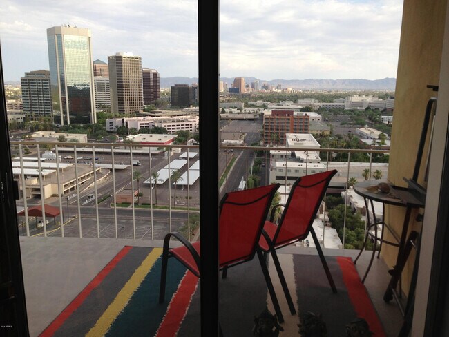 Building Photo - 207 W Clarendon Ave