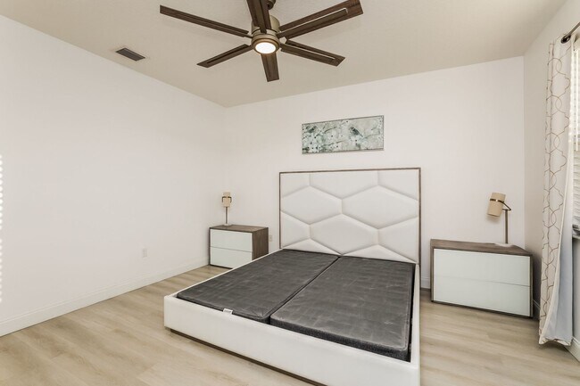 Building Photo - Annual rental - 3 bedroom / 2.5 bath - Fully furnished