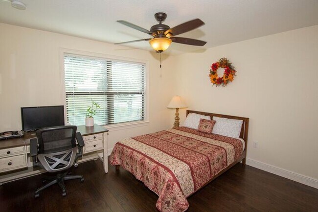 Building Photo - Beautiful 4 Bedroom/4 Bath in Belle Isle w...