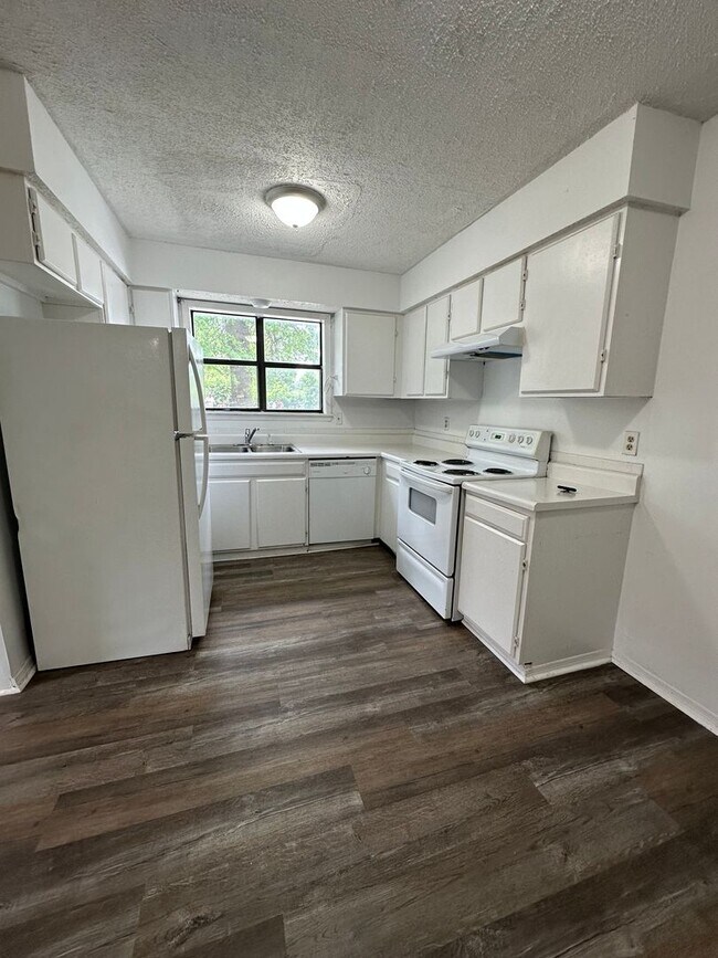 Building Photo - Available Now 3 bedroom 1.5 bathroom 1 car garage!