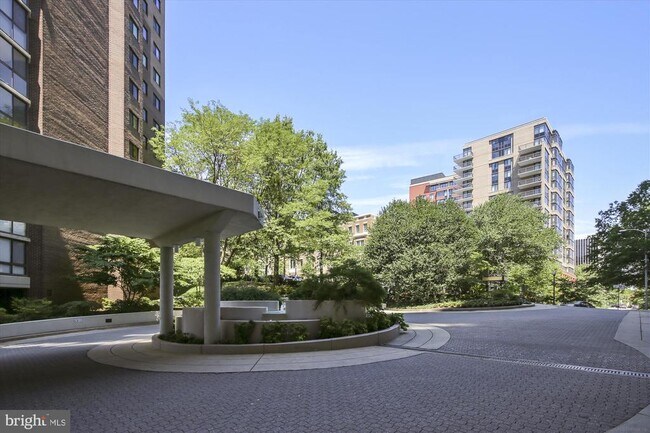 Building Photo - 1600 N Oak St