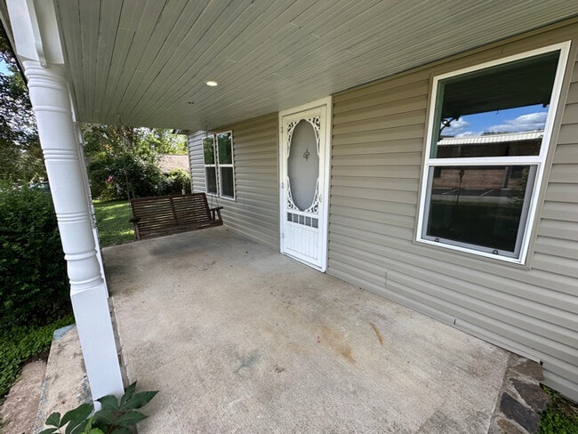 Building Photo - 204 S 11th St