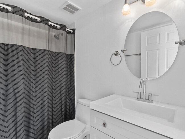 Building Photo - 4025 Village Dr