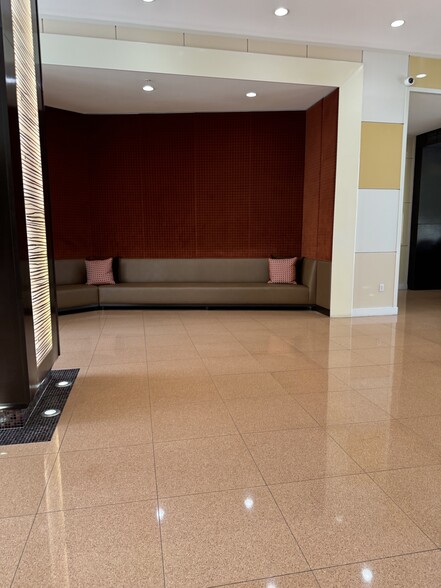 Lobby sitting area - 2775 NE 187th St