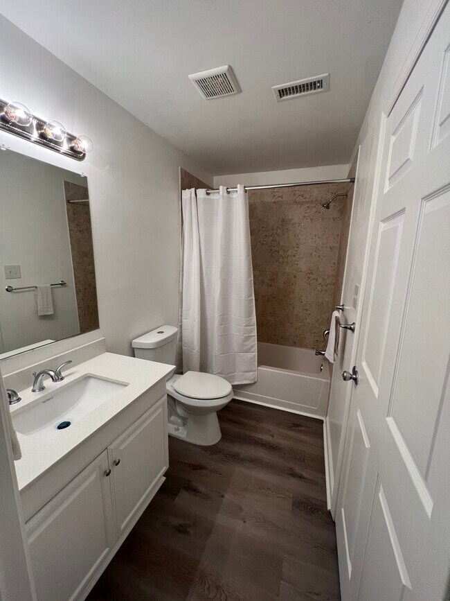 Building Photo - 539 Pineland Cir