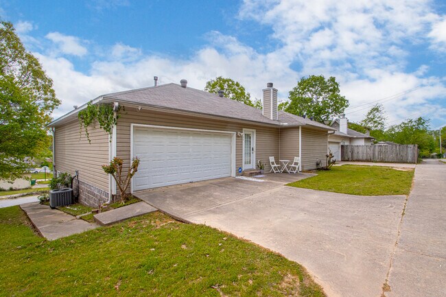 Building Photo - 135 Willow Grove Rd