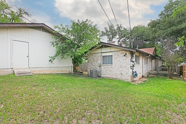 Building Photo - Leon Valley~Spacious 2 Bedroom~Updated Kitchen with Stainless Steel Appliances~2 Car Garage~Backyard