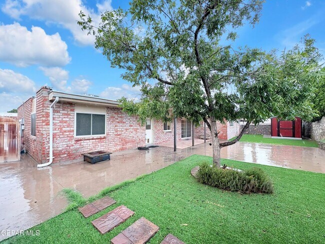 Building Photo - Come to check this beautiful house 4 bedrooms, possible 5th bed and 3 baths.